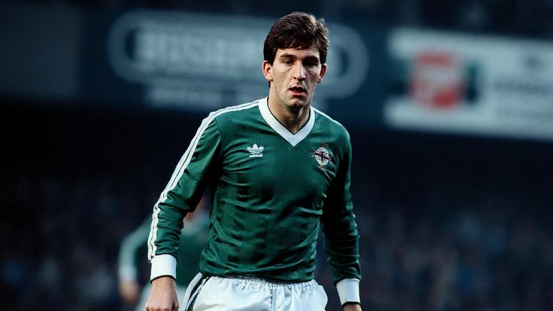 Norman Whiteside, ex-atacante da Irlanda do Norte, entrou em campo na Copa de 1982 com apenas 17 anos e 41 dias. Foto: Reprodução/Associação Irlandesa de Futebol via site