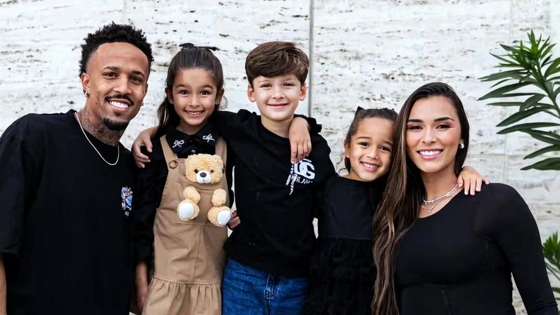 Família de Tainá e Eder Militão posou com os filhos em registro