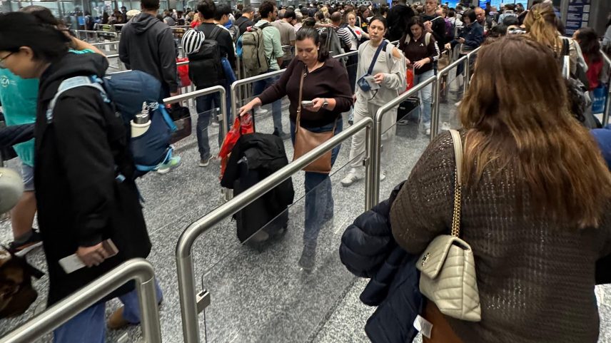 Fila no Aeroporto Malpensa, em Milão: Sistema Europeu de Identificação pode retardar viagens