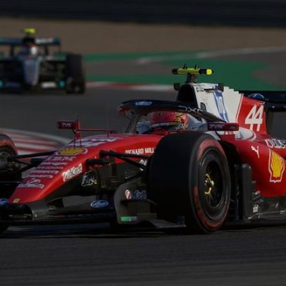 Hamilton vence GP de Barcelona com Ferrari, conquista vitória pela equipe