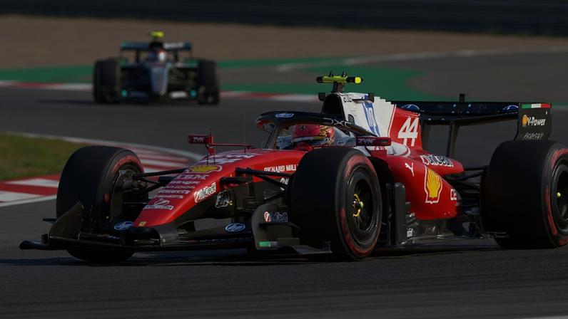 Hamilton conquista GP de Barcelona e vence pela primeira vez desde que chegou à Ferrari