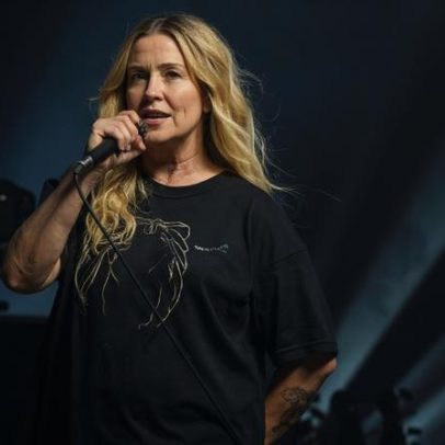 Alanis Morissette explica afastamento de Hollywood por obsessão pela beleza