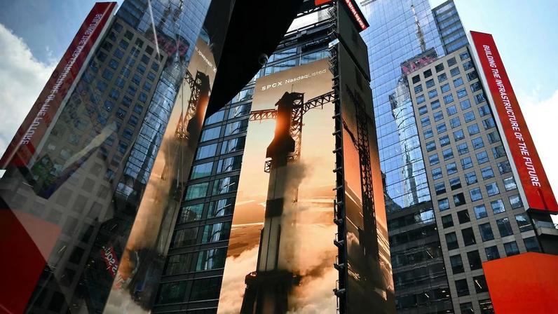 Imagens de foguetes da SpaceX exibidas em telões na Times Square, em Nova York, na sexta-feira, 12, após o lançamento da oferta de ações na Bolsa; cotações dispararam