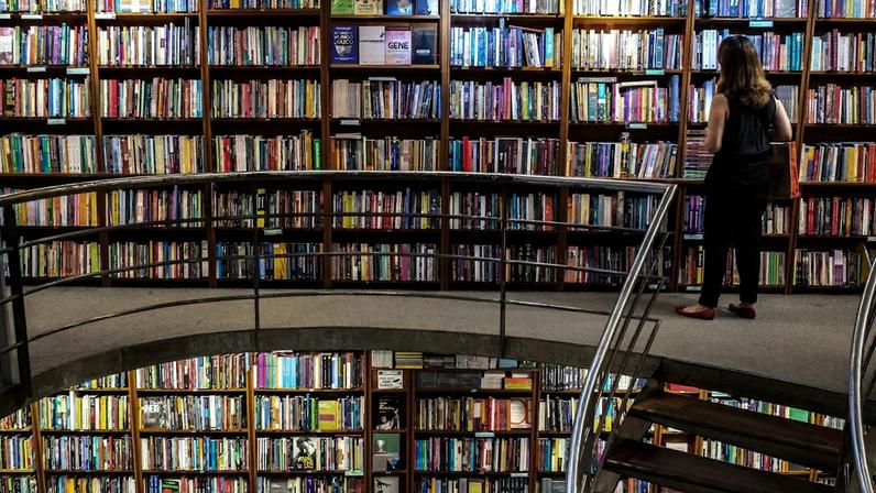 Processo chamado 'modernização' atualiza livros para novas gerações.