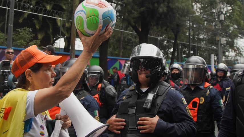 Manifestantes entraram em confronto com forças de segurança próximo ao Estádio Azteca