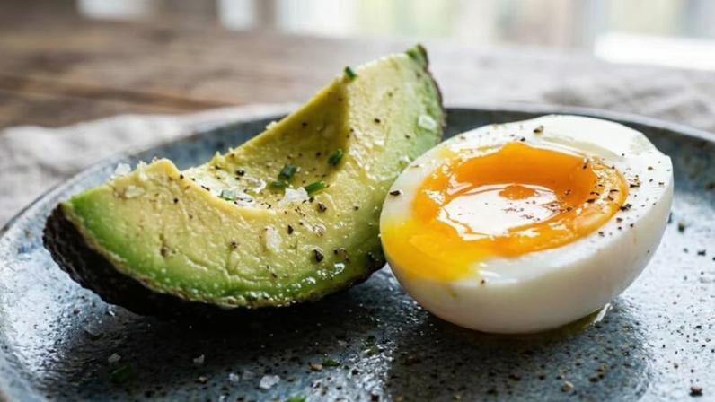 Jejum intermitente funciona melhor com janela rica em proteínas e gorduras boas