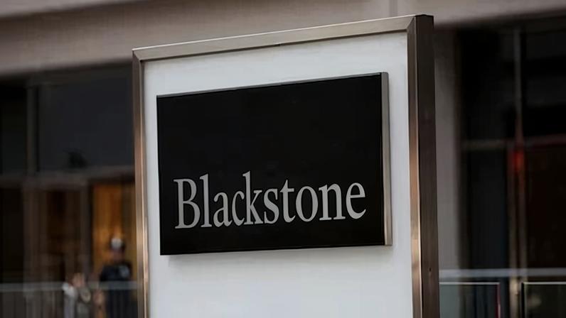 En la imagen se ve el logotipo de Blackstone en Manhattan, Nueva York, EE. UU., el 29 de julio de 2025.