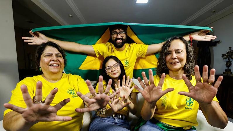 Família de Brasília com polidactilia (mãos e pés com seis dedos) encara a diferença com bom humor e se intitula "Família Hexa". Na foto, Silvia Santos da Silva, Maria Morena da Silva Couto, Silvana Santos da Silva e João de Assis da Silva Carneiro.