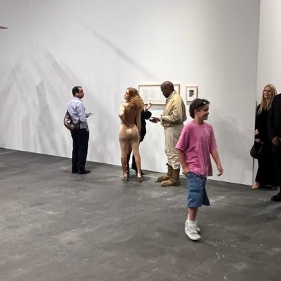 Kanye West, também conhecido como Ye, é visto na Art Basel