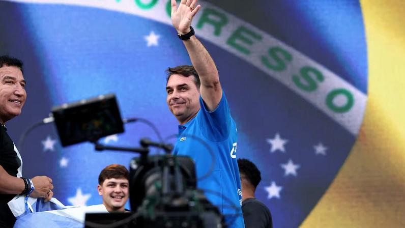 Uma ala do PL, partido do senador Flávio Bolsonaro (RJ), aposta que o hiato para a Copa do Mundo pode dar fôlego para a campanha do presidenciável da direita