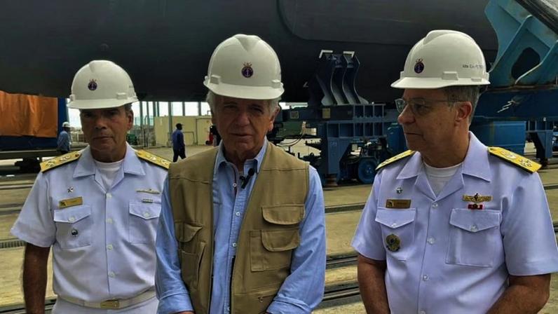 O ministro José Mucio entre o comandante da Marinha, Marcos Olsen (à esq.) e o almirante Petronio Augusto Siqueira de Aguiar, diretor-geral de desenvolvimento nuclear e tecnológico da Marinha, durante visita ao Complexo de Itaguaí, em 2023