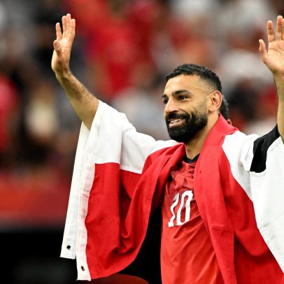 Salah celebra vitória da seleção na Copa e dança com torcedores em Vancouver