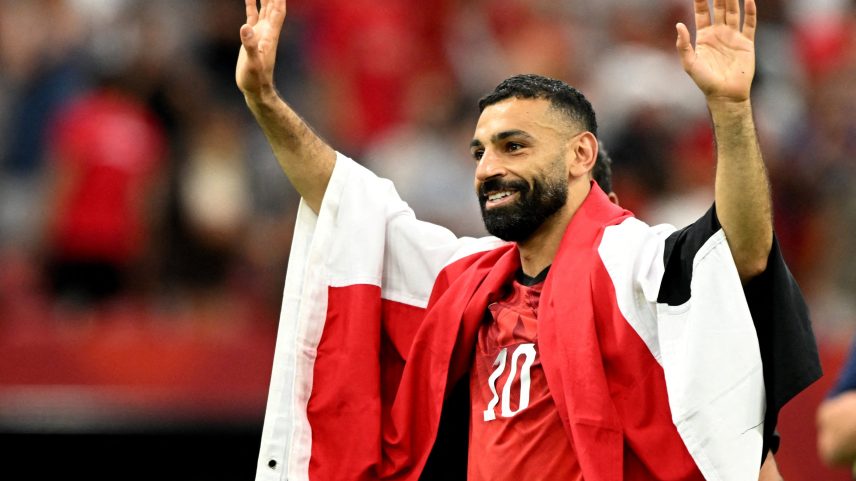 Salah celebra vitória da seleção na Copa e dança com torcedores em Vancouver