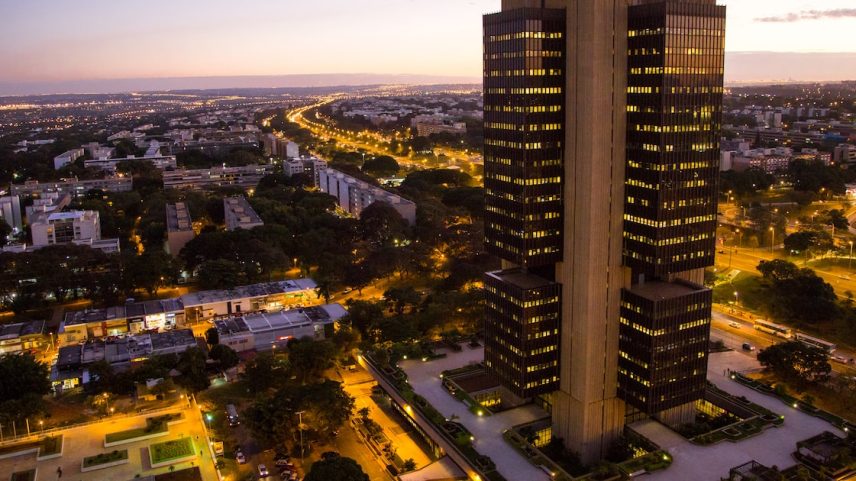 A operação envolve a troca dos contratos que vencem no próximo mês por vencimentos em setembro e outubro de 2026 (Foto: Bloomberg)