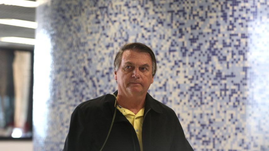 Aos 71 anos, Jair Bolsonaro está em acompanhamento médico domiciliar