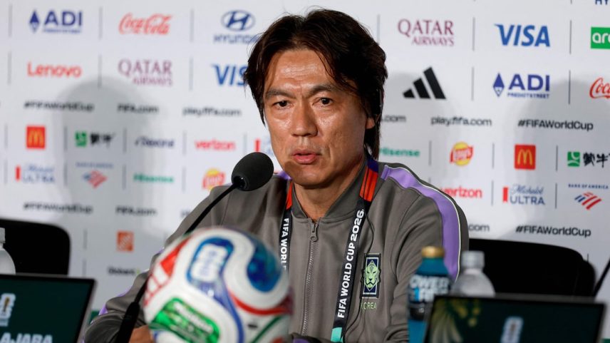 Técnico Hong Myung-bo concedeu entrevista coletiva antes da estreia sul-coreana.