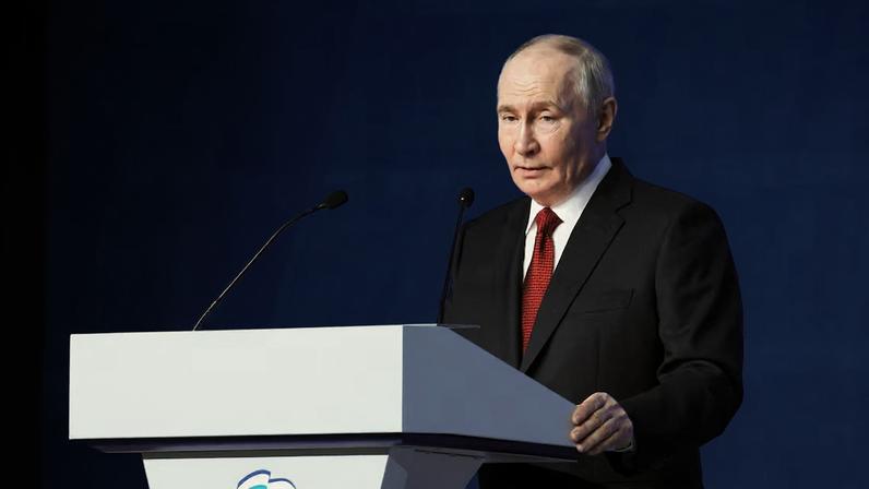 Nesta foto de arquivo divulgada pela agência estatal russa Sputnik, Vladimir Putin, da Rússia, discursa para o público no 23º Congresso do partido Rússia Unida, em Moscou, em 28 de junho de 2026