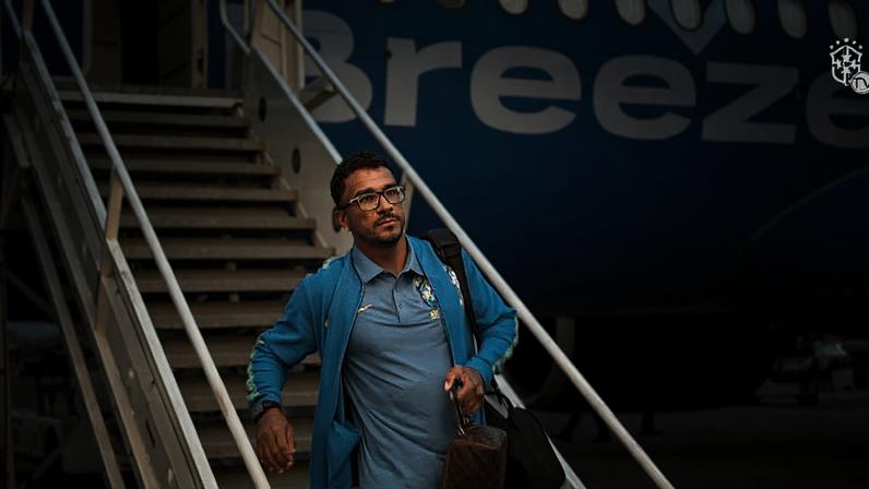A Seleção já está em Miami! Assista à chegada da Seleção Brasileira à Flórida antes do último jogo da fase de grupos da Copa do Mundo contra a Escócia, enquanto a equipe se prepara para carimbar a vaga no mata-mata.