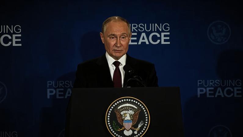 O presidente russo, Vladimir Putin, discursa em um púlpito e faz uma expressão desconfortável.