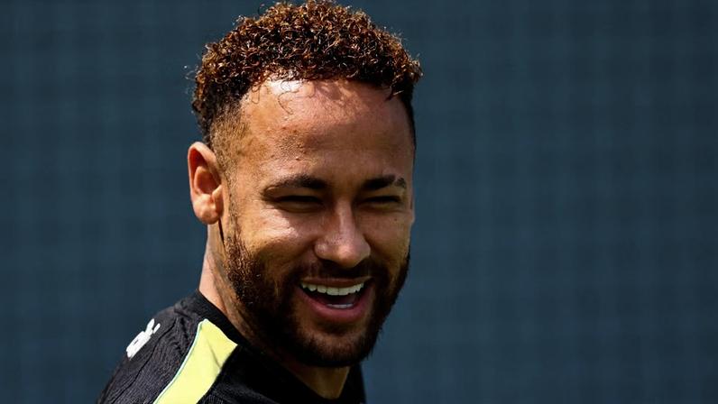 Neymar aparece no treino, faz piada com a imprensa e pergunta se estão com saudades