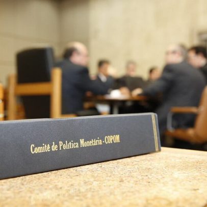 Copom vê inflação em cenário deteriorado e sinaliza mudança de postura