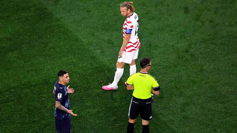 Arbitragem retirou cartão amarelo dado ao americano Ream após revisão do lance no VAR e puniu paraguaio Almirón, que havia simulado falta