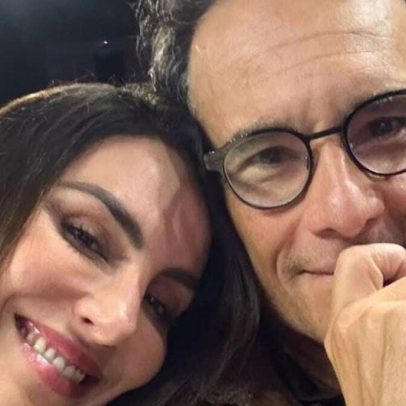 Caçula de Rodrigo Santoro posa em viagem com a mãe