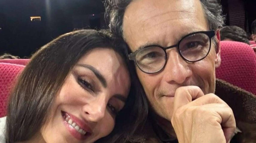 Caçula de Rodrigo Santoro posa em viagem com a mãe