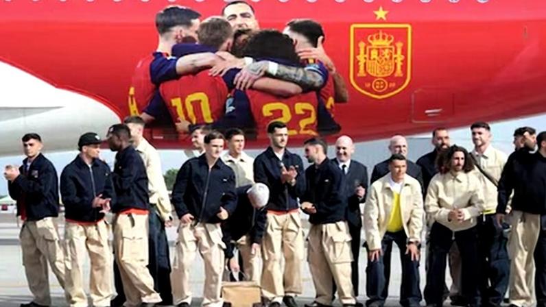 La selección española y su seleccionador, Luis de la Fuente, antes de coger el vuelo a Estados Unidos para su participación en el Mundial de Fútbol, el pasado viernes.