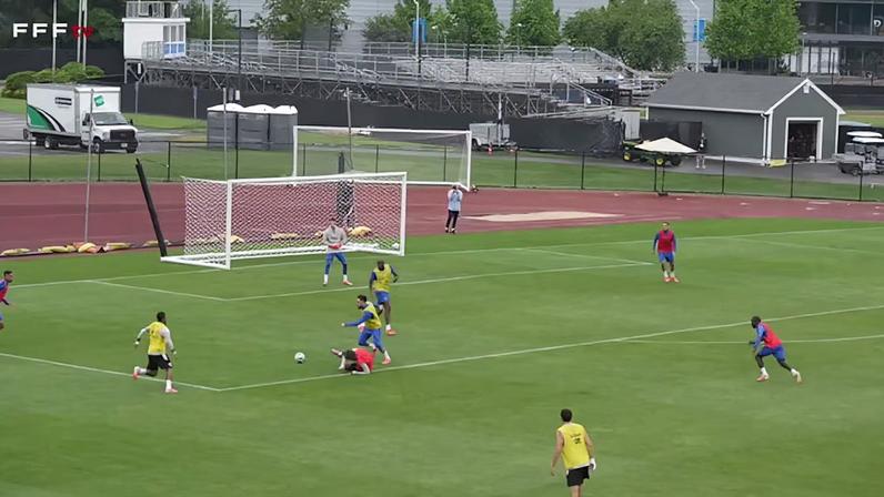Jovens do New England Revolution II, equipe sub-23 do clube, enfrentaram parte do elenco francês em um jogo-treino na Universidade Bentley, em Boston.