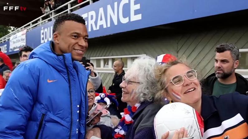 A França treinou diante dos torcedores e distribuiu autógrafos enquanto segue a preparação para o amistoso contra a Irlanda do Norte antes da Copa do Mundo da FIFA 2026.