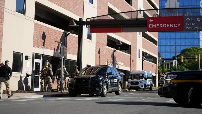 Policiais ficam do lado de fora do Hospital Wilmington após um tiroteio.