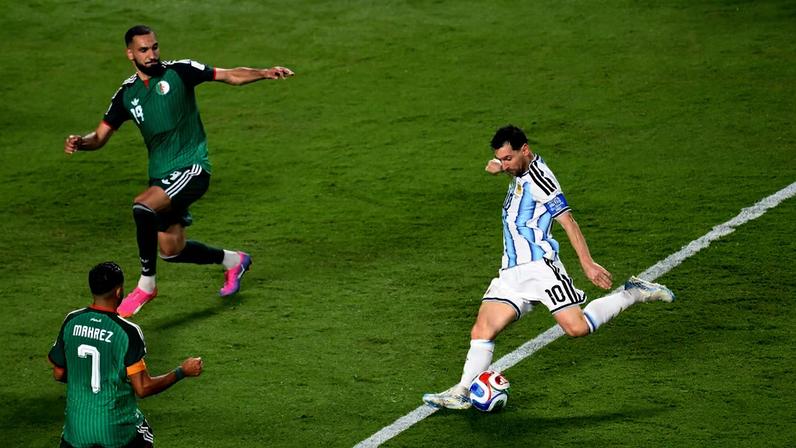Messi faz três gols na vitória sobre a Argélia.