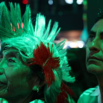 Mexicanos celebram vitória na Copa em Nova York com tacos e cerveja