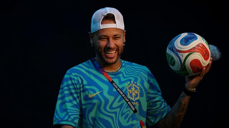 Neymar fez trabalhos no campo no treino desta terça-feira.