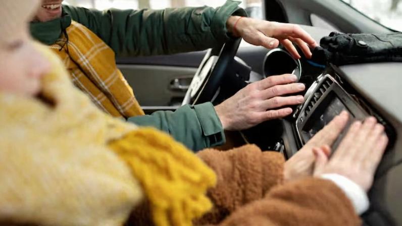Passageiros se aquecendo no carro