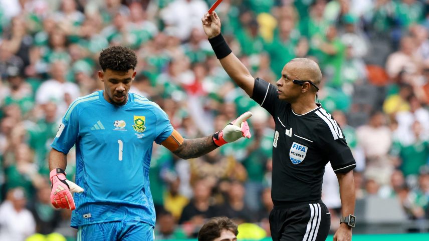 Wilton Pereira Sampaio aplicou três cartões vermelhos na partida entre México e África do Sul