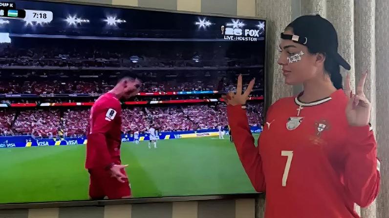 Georgina Rodríguez assiste ao marido pela TV de casa
