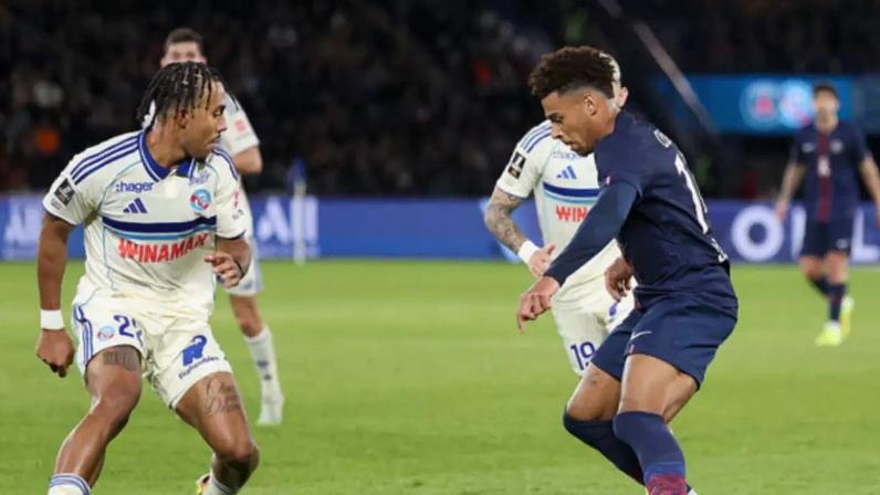 Desire Doue, nº 14 do Paris Saint-Germain, controla a bola contra Guela Doue, nº 22 do RC Strasbourg Alsace, durante a partida da Ligue 1 McDonald's entre Paris Saint-Germain e RC Strasbourg no Parc des Princes, em 17 de outubro de 2025, em Paris, França.