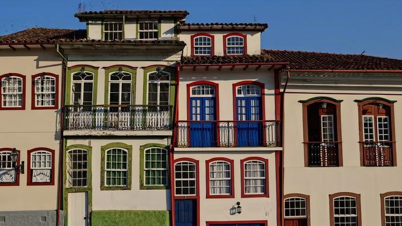 Prévia à chegada da Coroa portuguesa ao Brasil, no século XVI, as fachadas de residências brasileiras não tinham a mesma 'cara' que conhecemos