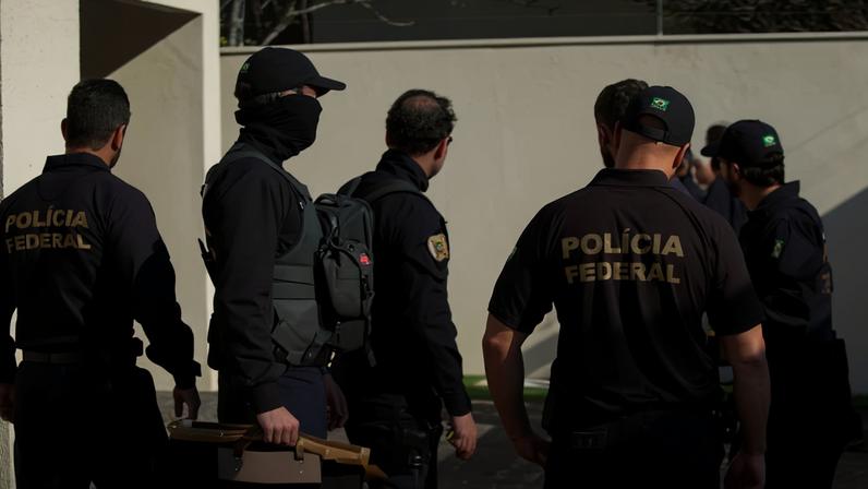 A Polícia Federal realiza operação de busca e apreensão na residência do senador Ciro Nogueira