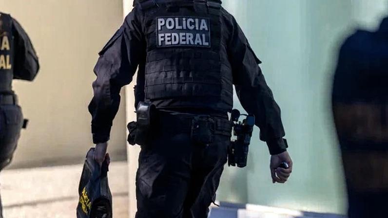 A Polícia Federal realiza operação de busca e apreensão na residência do senador Ciro Nogueira