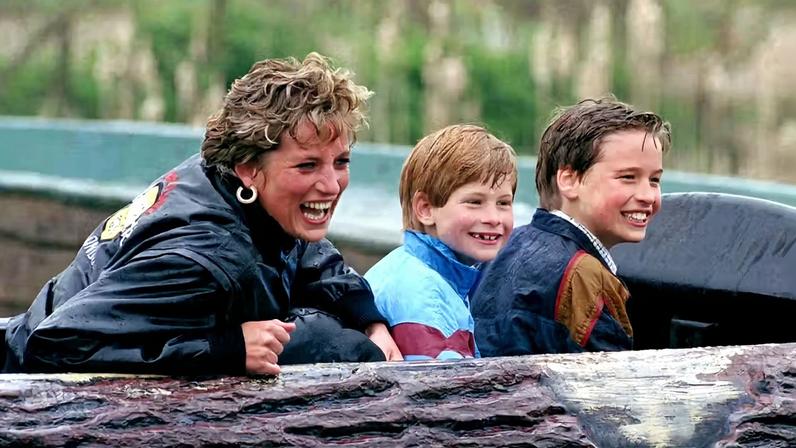 A princesa Diana anda em um toboágua com seus filhos, o príncipe William e o príncipe Harry, em 1993 — Foto: Getty Images/ Reprodução