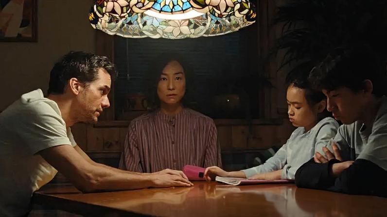Cena de 'A Última Casa', produção da Netflix estrelada por Wagner Moura e Greta Lee (Reprodução/Netflix)