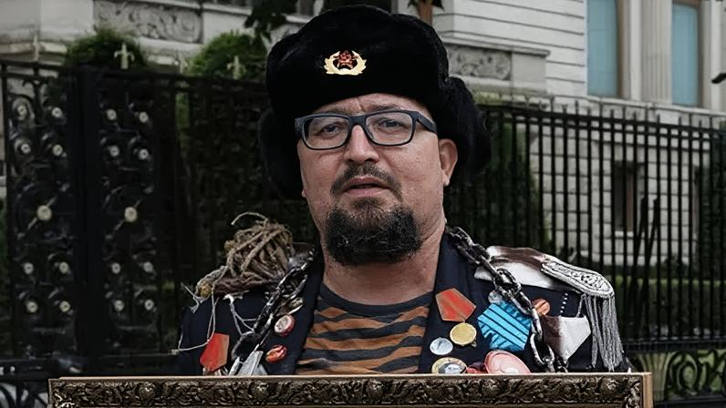 Artista russo crítico de Putin é morto na Polônia