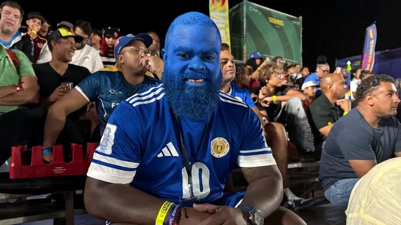 Torcedor virou símbolo da seleção de Curaçao — Foto: Larissa Ramos