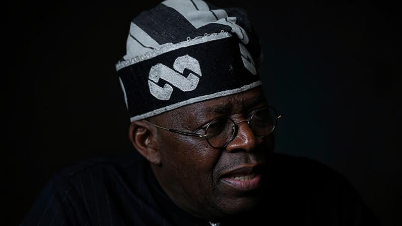 Presidente da Nigéria alerta grupos armados: rendição ou força total do estado