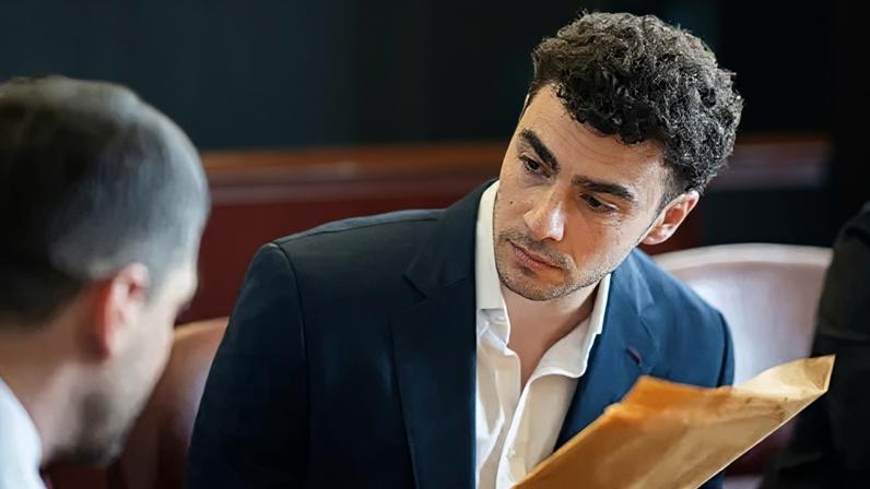 Advogados de Mangione preparam defesa psiquiátrica em julgamento por homicídio