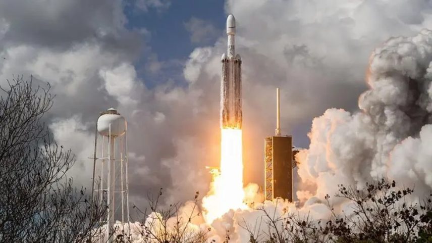 A SpaceX contrói e opera os foguetes e a infraestrutura de lançamento que dão suporte à sua subsidiária Starlink — Foto: Getty Images