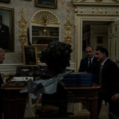 Casa Branca divulga imagens do encontro entre Trump e Flávio Bolsonaro